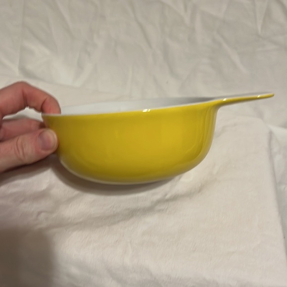 Yellow bowl with a handle. - Picture 2 of 5
